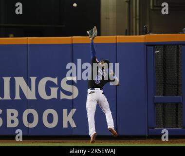 New York, États-Unis. 07th octobre 2022. Starling Marte, le grand joueur des mets de New York, prend une longue mouche par les Padres de San Diego Trent Grisham dans le septième repas lors du match, l'une des séries de cartes sauvages de la Ligue américaine au Citi Field à New York, vendredi, 7 octobre 2022. Photo de John Angelillo/UPI crédit: UPI/Alay Live News Banque D'Images