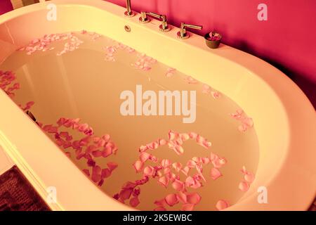 Bain bouillonnant avec parfum de pétales de fleurs et dans un spa de santé en Asie. Banque D'Images