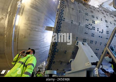 Le réservoir d'hydrogène liquide qui fera partie de la phase centrale de la fusée Space Launch System est en préparation pour la mission Artemis III au centre d'assemblage Michoud de la NASA à la Nouvelle-Orléans. Finalement, le réservoir sera connecté à la section du moteur qui abritera les moteurs RS-25. La section du moteur est toujours en cours de montage. Par conséquent, pour ces équipes d'essai, un simulateur arrière de section du moteur a été installé pendant les essais de résistance sur 27 janvier 2022. Une fois le simulateur de recul fixé, le réservoir LH2 subit une évaluation non destructive, ce qui permet de tester la résistance de la soudure et de s'assurer que le réservoir est structurellement sain. Le Banque D'Images