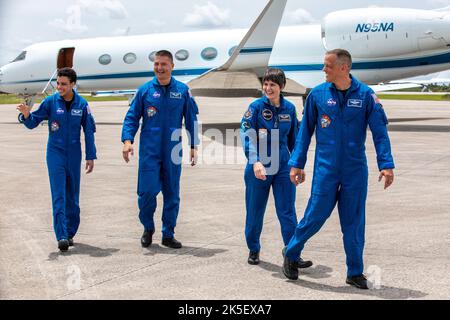 Les astronautes SpaceX Crew-4 arrivent à l'installation de lancement et d'atterrissage du Kennedy Space Center en Floride sur 18 avril 2022. Jessica Watkins, Kjell Lindgren, astronaute Samantha Cristoforetti (Agence spatiale européenne) et Bob Hines sont de gauche à droite. Les astronautes entreront en quarantaine dans les quartiers d'équipage des astronautes du centre, en attendant le lancement à bord du Dragon à bord d'une fusée SpaceX Falcon 9. Le lancement est prévu pour 5 h 26 HAE sur 23 avril 2022, du complexe de lancement Kennedy 39A. Banque D'Images