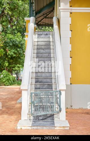 Un temple thaïlandais inhabituel qui est construit dans la conception d'une église chrétienne, prise à Ayutthaya, Thaïlande. Banque D'Images