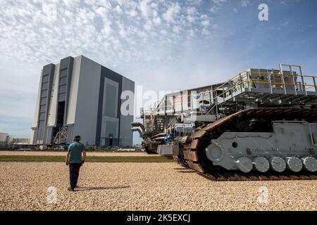 Des ingénieurs et des techniciens conduisent le transporteur à chenilles 2 le long de la voie à chenilles vers le bâtiment d'assemblage de véhicules (VAB) du Kennedy Space Center de la NASA en Floride, sur 11 mars 2022. Le robot de chenilles se déplaceront à l'intérieur du VAB, où il glissera sous le système de lancement spatial Artemis I avec le vaisseau spatial Orion sur le lanceur mobile et le transportera vers le complexe de lancement 39B pour un test de répétition en robe humide avant le lancement Artemis I. Artemis I sera le premier test intégré des engins spatiaux SLS et Orion. Dans les missions ultérieures, la NASA débarque la première femme et la première personne de couleur sur le terrain Banque D'Images