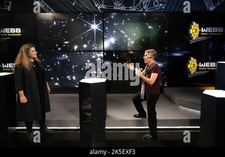 Michelle Thaller, directrice adjointe des sciences au Goddard Space Flight Centre de la NASA, à gauche, parle avec Jane Rigby, scientifique du projet des opérations du télescope spatial James Webb, à droite, au sujet de l'image de champ profond Webb telle qu'elle est affichée à l'écran lors d'une émission annonçant les premières images en couleur du télescope, mardi, 12 juillet, 2022, au Goddard Space Flight Centre de la NASA à Greenbelt, en Maryland. Les premières images en couleur et données spectroscopiques du télescope spatial James Webb, un partenariat avec l'ESA (Agence spatiale européenne) et l'Agence spatiale canadienne (ASC), sont une démonstration de la puissance de Banque D'Images