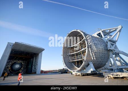 Le réservoir d'hydrogène liquide qui fera partie de la phase centrale de la fusée Space Launch System est en préparation pour la mission Artemis III au centre d'assemblage Michoud de la NASA à la Nouvelle-Orléans. Finalement, le réservoir sera connecté à la section du moteur qui abritera les moteurs RS-25. La section du moteur est toujours en cours de montage. Par conséquent, pour ces équipes d'essai, un simulateur arrière de section du moteur a été installé pendant les essais de résistance sur 27 janvier 2022. Une fois le simulateur de recul fixé, le réservoir LH2 subit une évaluation non destructive, ce qui permet de tester la résistance de la soudure et de s'assurer que le réservoir est structurellement sain. Le Banque D'Images