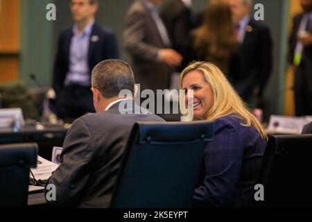 Dana Hutcherson, gestionnaire de programme adjoint du programme des équipages commerciaux de la NASA, sourit lors de la revue de préparation au vol SpaceX Crew-4 de la NASA au Centre spatial Kennedy sur 15 avril 2022. La mission doit être lancée à partir du complexe de lancement 39A de Florida Spaceport sur 23 avril 2022, à 5 h 26 HAE. Les astronautes de la NASA Kjell Lindgren, Bob Hines et Jessica Watkins, ainsi que l’astronaute de l’Agence spatiale européenne Samantha Cristoforetti, s’envoleront jusqu’à la station à bord du Crew Dragon de SpaceX, propulsé par la fusée Falcon 9 de l’entreprise. Banque D'Images