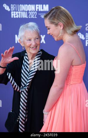 Florence Pugh et sa grand-mère Granny Pat assistent à la première Wonder dans le cadre du Festival du film BFI de Londres 66th à Paris, France sur 06 octobre 2022. Photo d'Aurore Marechal/ABACAPRESS.COM Banque D'Images