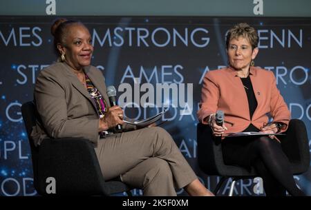 Sumara Thompson-King, avocate générale de la NASA, anime un panel de quatre femmes directrices de centres de la NASA lors de l'événement DirectHERS au siège de la NASA Mary W. Jackson à Washington, DC, le 7 juin 2022. Banque D'Images