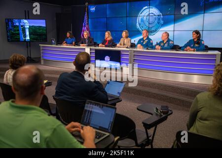 Les responsables de la NASA ont posé des questions à des membres des médias dans l’auditorium du site de presse du Kennedy Space Center en Floride, lors de la réunion d’information sur les médias de la NASA, avant le Boeing orbital Flight Test-2 (OFT-2) de l’agence, à 18 mai 2022. De gauche à droite sont Jasmine Hopkins, NASA Communications; Bob Cabana, administrateur associé de la NASA; Janet Petro, directrice du Kennedy Space Center de la NASA; Kathryn Lueders, administrateur associé, Direction des missions spatiales de la NASA; Butch Wilmore, astronaute de la NASA; Mike Fincke, astronaute de la NASA; Sui Williams, astronaute de la NASA. Le CST-100 Starliner de Boeing est une targe Banque D'Images