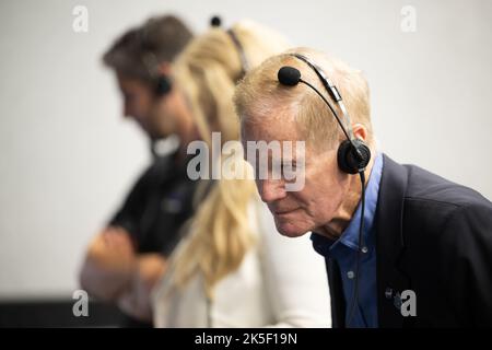 L’administrateur de la NASA Bill Nelson a observé le lancement du Falcon 9 de SpaceX transportant le vaisseau spatial Crew Dragon pour la mission Crew-4 le 27 avril 2022, depuis le Centre de contrôle du lancement du Kennedy Space Center, en Floride. Les astronautes Kjell Lindgren, Robert Hines, Jessica Watkins et Samantha Cristoforetti, astronaute de l'ESA, sont partis pour une mission de six mois à destination de la Station spatiale internationale. Banque D'Images