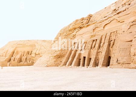 Esplanade avec deux temples égyptiens à Abu Simbel Banque D'Images