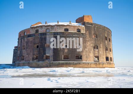 Fort ancien 'Empereur Alexandre le premier' (Plague) en gros plan le jour ensoleillé de mars. Kronstadt, Russie Banque D'Images