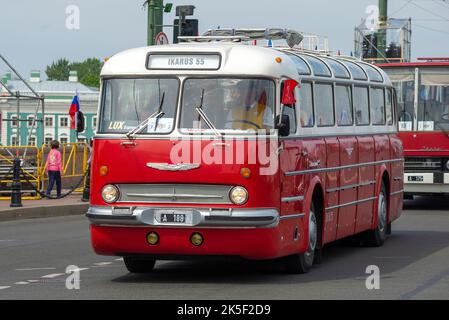 SAINT-PÉTERSBOURG - 25 MAI 2019 : gros plan de Red Ikarus-55. Participant au défilé de transport rétro en l'honneur de la Journée de la ville Banque D'Images