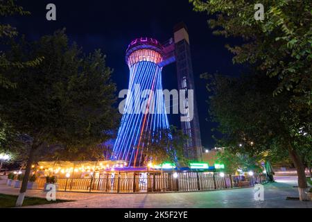 BOUKHARA, OUZBÉKISTAN - 10 SEPTEMBRE 2022 : à la Tour Shukhov (Tour Boukhara) en fin de soirée Banque D'Images