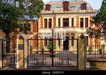 Ancien bâtiment colonial français, centre-ville de Hai Phong, Vietnam Banque D'Images