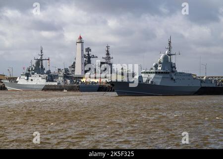 KRONSTHADT, RUSSIE - 07 OCTOBRE 2022 : journée d'octobre nuageux dans le port de Kronstadt Banque D'Images