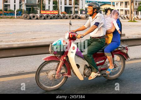 Famille à moto sur Hai Phong à Hanoi route, Vietnam Banque D'Images