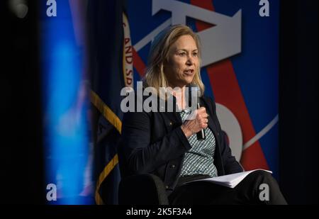 Janet Petro, directrice du Kennedy Space Center, s'exprime sur un panel avec trois autres femmes directrices du centre de la NASA lors de l'événement DirectHERS à Washington, DC, le 7 juin 2022. Banque D'Images