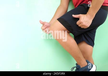 Concept de style de vie actif, de course à pied et d'exercice. Jeune homme asiatique sportif sur la position de course et les vêtements. Banque D'Images
