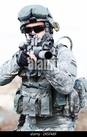 Soldat debout. Un soldat debout avec un fusil à la main prêt à tirer. Banque D'Images