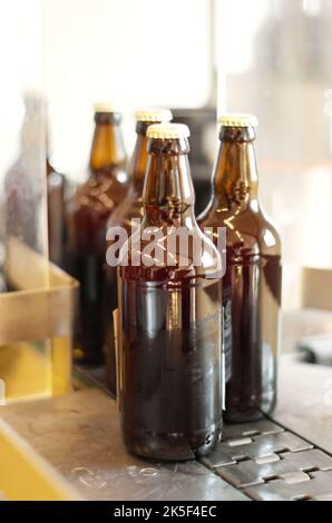 Une nouvelle bière délicieuse. Bouteilles de bière sur une chaîne de production dans une brasserie. Banque D'Images