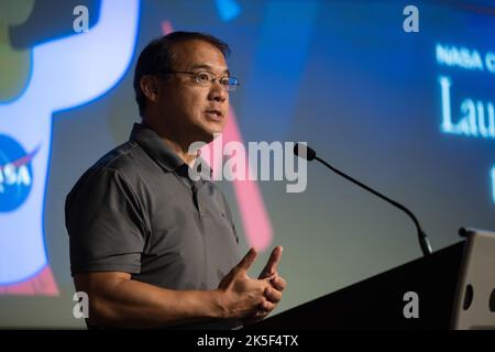 Steve Shih, Administrateur associé de la NASA pour la diversité et l'égalité des chances, a prononcé un discours de clôture après un panel avec quatre femmes directrices du centre de la NASA — Marla Peréz-Davis, Vanessa Wyche, Janet Petro et Jody Singer — à l'événement DirectHERS le 7 juin 2022, à Washington. Banque D'Images