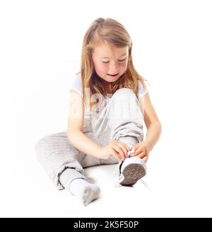 Le moi vous montre à quel point il est facile... une petite fille mignonne isolée sur blanc. Banque D'Images