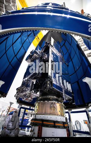 Dans ce point de vue, les fairings de la charge utile Atlas V de United Launch Alliance sont fixés autour du satellite géostationnaire environnemental opérationnel T (GOO-T) de la NOAA à l'intérieur de l'installation d'Astrotech Space Operations à Titusville, en Floride, le 7 février 2022. Les carénages de charge utile sécurisent et protègent le satellite pendant le lancement. GOES-T doit être lancé sur 1 mars 2022, au sommet de la fusée Atlas V 541 du complexe de lancement spatial 41 à la station de la Force spatiale du Cap-Canaveral. GOES-T est le troisième satellite de la série GOES-R qui continuera d'aider les météorologues à observer et à prévoir la déversite locale Banque D'Images