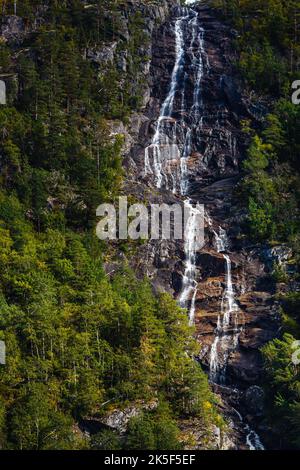 Cascade au ruisseau Kyrelvi en Norvège, Scandinavie, Europe. Banque D'Images