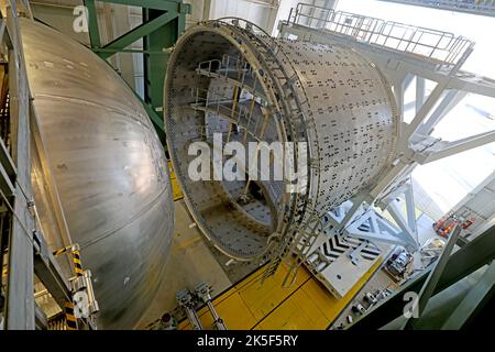 Le réservoir d'hydrogène liquide qui fera partie de la phase centrale de la fusée Space Launch System est en préparation pour la mission Artemis III au centre d'assemblage Michoud de la NASA à la Nouvelle-Orléans. Finalement, le réservoir sera connecté à la section du moteur qui abritera les moteurs RS-25. La section du moteur est toujours en cours de montage. Par conséquent, pour ces équipes d'essai, un simulateur arrière de section du moteur a été installé pendant les essais de résistance sur 27 janvier 2022. Une fois le simulateur de recul fixé, le réservoir LH2 subit une évaluation non destructive, ce qui permet de tester la résistance de la soudure et de s'assurer que le réservoir est structurellement sain. Le Banque D'Images