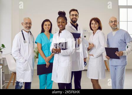 Portrait de divers médecins posant à l'hôpital Banque D'Images