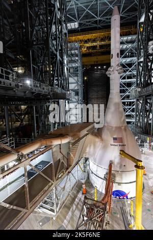 Le vaisseau spatial Artemis i Orion, fixé sur le système de lancement spatial et enfermé dans son système d’abandon de lancement, est en vue à High Bay 3 du bâtiment d’assemblage de véhicules du Kennedy Space Center de la NASA, en Floride, le 8 août 2022. Artemis I servira de base à l’exploration de l’espace profond humain et montrera la capacité de la NASA à étendre la présence humaine à la Lune et au-delà. Le but premier d'Artemis I est de tester en profondeur les systèmes intégrés de la fusée Space Launch System et de l'engin spatial Orion avant les missions à l'équipage. Sous Artemis, la NASA vise à atterrir la première femme et la première personne Banque D'Images