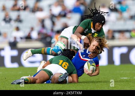 La française Pauline Bourdon est affrontée par Roseline Botes et Nolusindiso Booi en Afrique du Sud lors du match de la coupe du monde de rugby féminin 2021 à Eden Park à Auckland, en Nouvelle-Zélande. Date de la photo: Samedi 8 octobre 2022. Banque D'Images