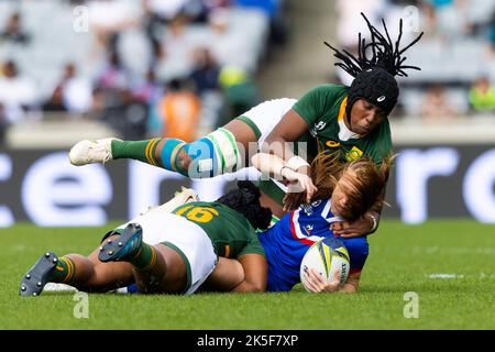La française Pauline Bourdon est affrontée par Roseline Botes et Nolusindiso Booi en Afrique du Sud lors du match de la coupe du monde de rugby féminin 2021 à Eden Park à Auckland, en Nouvelle-Zélande. Date de la photo: Samedi 8 octobre 2022. Banque D'Images