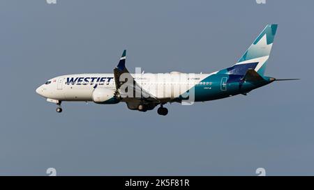 Richmond, Colombie-Britannique, Canada. 6th octobre 2022. Un avion de ligne Boeing 737-8 MAX de WestJet Airlines (C-FNWD) débarque à l'aéroport international de Vancouver. (Image de crédit : © Bayne Stanley/ZUMA Press Wire) Banque D'Images