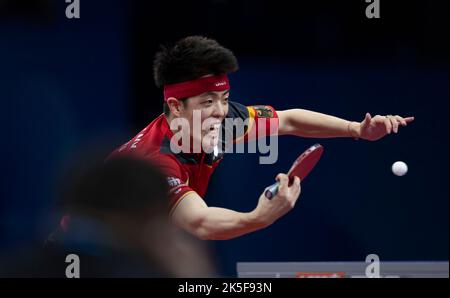 CHENGDU, CHINE - 8 OCTOBRE 2022 - Qiu Dang, d'Allemagne, est en compétition contre Jang Woojin, de Corée du Sud, lors des finales des Championnats du monde de l'équipe ITTF en 2022 - Banque D'Images