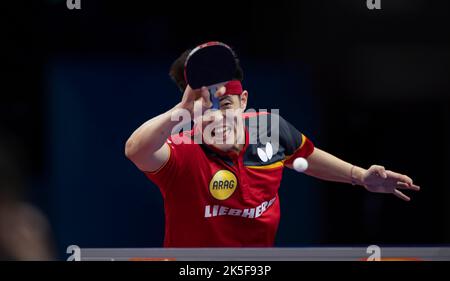 CHENGDU, CHINE - 8 OCTOBRE 2022 - Qiu Dang, d'Allemagne, est en compétition contre Jang Woojin, de Corée du Sud, lors des finales des Championnats du monde de l'équipe ITTF en 2022 - Banque D'Images