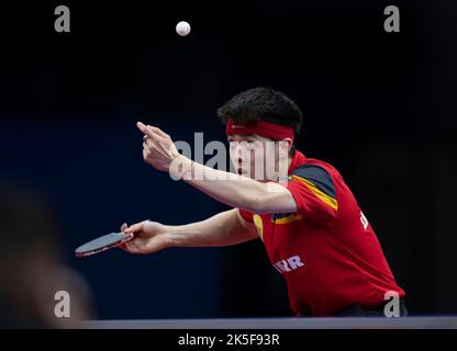 CHENGDU, CHINE - 8 OCTOBRE 2022 - Qiu Dang, d'Allemagne, est en compétition contre Jang Woojin, de Corée du Sud, lors des finales des Championnats du monde de l'équipe ITTF en 2022 - Banque D'Images