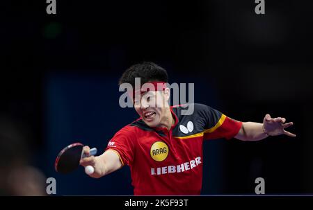 CHENGDU, CHINE - 8 OCTOBRE 2022 - Qiu Dang, d'Allemagne, est en compétition contre Jang Woojin, de Corée du Sud, lors des finales des Championnats du monde de l'équipe ITTF en 2022 - Banque D'Images