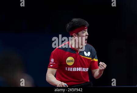 CHENGDU, CHINE - 8 OCTOBRE 2022 - Qiu Dang, d'Allemagne, est en compétition contre Jang Woojin, de Corée du Sud, lors des finales des Championnats du monde de l'équipe ITTF en 2022 - Banque D'Images