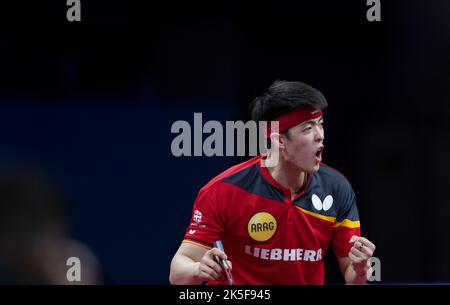 CHENGDU, CHINE - 8 OCTOBRE 2022 - Qiu Dang, d'Allemagne, est en compétition contre Jang Woojin, de Corée du Sud, lors des finales des Championnats du monde de l'équipe ITTF en 2022 - Banque D'Images