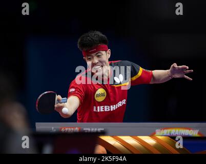 CHENGDU, CHINE - 8 OCTOBRE 2022 - Qiu Dang, d'Allemagne, est en compétition contre Jang Woojin, de Corée du Sud, lors des finales des Championnats du monde de l'équipe ITTF en 2022 - Banque D'Images