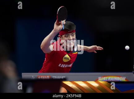 CHENGDU, CHINE - 8 OCTOBRE 2022 - Qiu Dang, d'Allemagne, est en compétition contre Jang Woojin, de Corée du Sud, lors des finales des Championnats du monde de l'équipe ITTF en 2022 - Banque D'Images