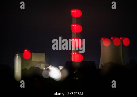 Lahde, Allemagne. 08th octobre 2022. Les lumières de la centrale électrique de Heyden sont visibles par un léger brouillard. La centrale au charbon a été mise hors réserve pour réduire la consommation de gaz naturel dans la production d'électricité. Crédit : Lino Mirgeler/dpa/Alay Live News Banque D'Images