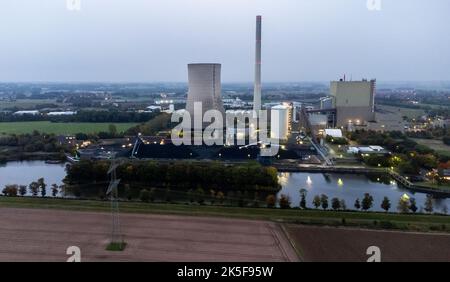 Lahde, Allemagne. 08th octobre 2022. Vue de la centrale électrique de Heyden de l'autre côté du Weser. La centrale au charbon a été mise hors réserve pour réduire la consommation de gaz naturel dans la production d'électricité. (Prise de vue avec drone) Credit: Lino Mirgeler/dpa/Alay Live News Banque D'Images