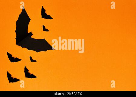 Halloween Symbol concept, Silhouette of Flying horreur Big batt noir sur fond orange. Banque D'Images