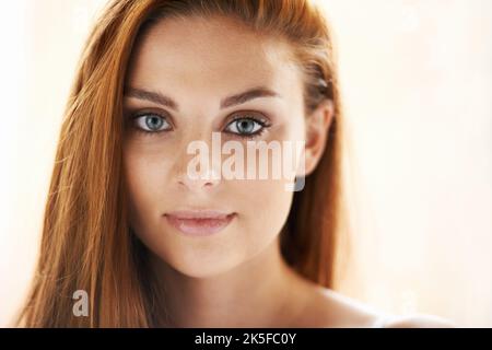 Une touche de fraîcheur et de pureté. Portrait d'une jeune femme debout sur un fond blanc. Banque D'Images