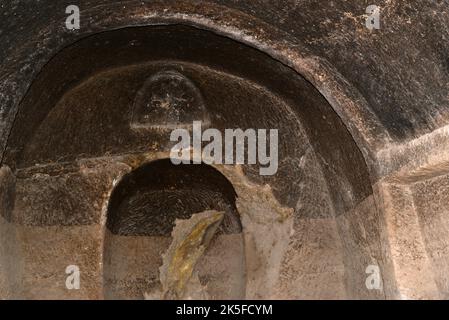 Les tombeaux du rocher de Yedikapilar, situés à Afyonkarahisar, en Turquie, ont été construits dans les temps anciens. Banque D'Images