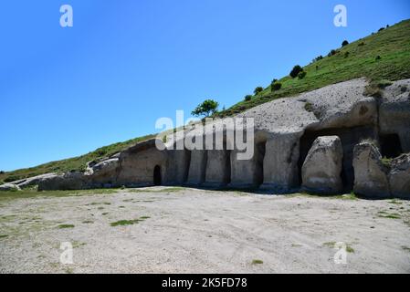 Les tombeaux du rocher de Yedikapilar, situés à Afyonkarahisar, en Turquie, ont été construits dans les temps anciens. Banque D'Images