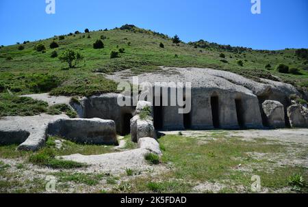 Les tombeaux du rocher de Yedikapilar, situés à Afyonkarahisar, en Turquie, ont été construits dans les temps anciens. Banque D'Images