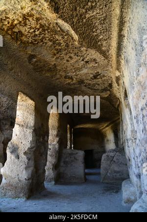 Les tombeaux du rocher de Yedikapilar, situés à Afyonkarahisar, en Turquie, ont été construits dans les temps anciens. Banque D'Images